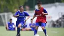 Sejumlah pesepak bola muda mengikuti Allianz Explorer Camp Football Edition Asia 2019 di The Arena Singapura, Jumat (26/7). Allianz Indonesia mengirimkan enam pesepak bola muda berbakat, dua di antaranya adalah perempuan. (Dokumentasi Allianz)