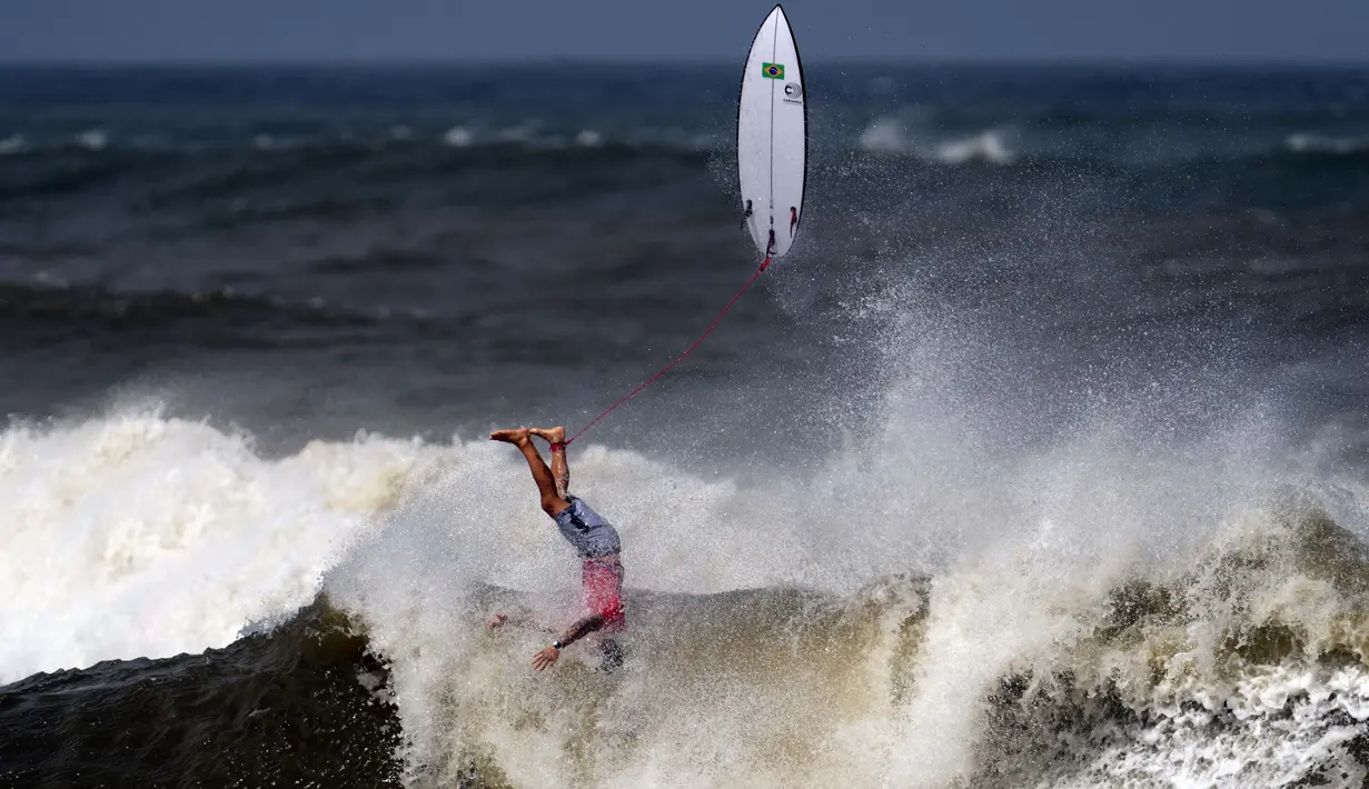 Atlet selancar asal Brasil, Gabriel Medina menabrak ombak saat perebutan medali perunggu kompetisi selancar putra  Olimpiade Tokyo 2020 di pantai Tsurigasaki, Selasa (27/7/2021). (Foto: AP/Francisco Seco)