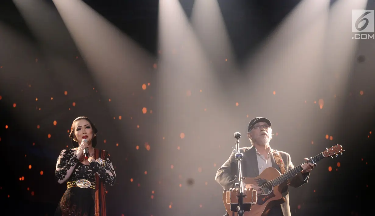 Penampilan duet Iwan Fals dengan Soimah menyanyikan lagu pada Konser Raya 23 Tahun Indosiar di JCC, Jakarta, Kamis (11/1). Iwan Fals untuk pertama kalinya akan ditantang menyatukan diri dengan Indosiar. (Liputan6.com/Helmi Fithriansyah)