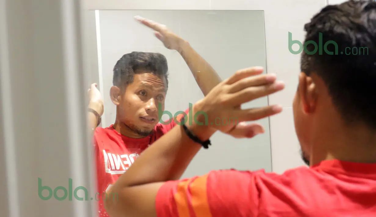 Andik Vermansah tetap berusaha tampil dengan tatanan rambut rapi sebelum bertemu sahabat atau kolega. (Bola.com/Nicklas Hanoatubun)