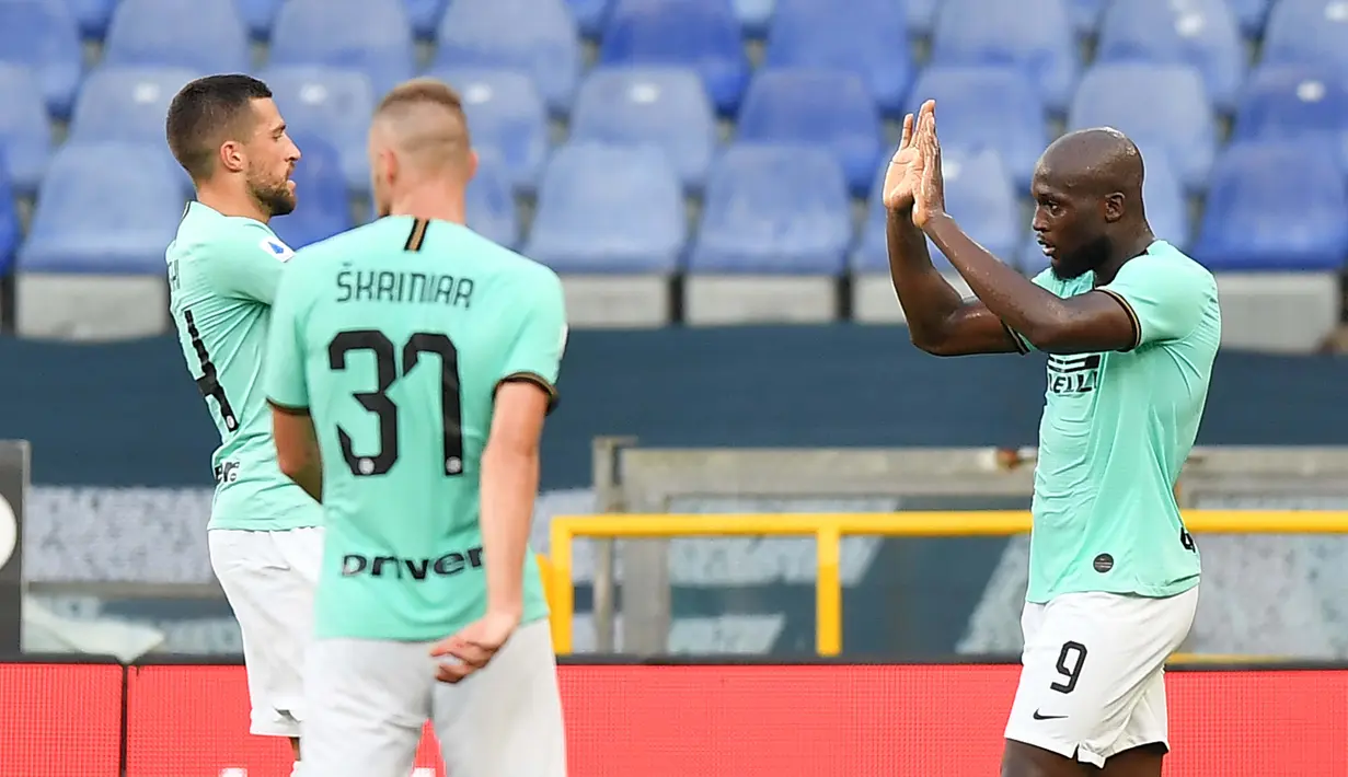 Pemain Inter Milan Romelu Lukaku (kanan) merayakan golnya ke gawang Genoa pada pertandingan Serie A di Stadion Luigi Ferraris, Genoa, Italia, Sabtu (25/7/2020. Inter Milan mengalahkan Genoa 3-0. (Tano Pecoraro/LaPresse via AP)