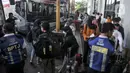 Calon penumpang menunggu jadwal keberangkatan bus antarkota antarprovinsi (AKAP) di Terminal Jatijajar, Depok, Jawa Barat, Minggu (16/4/2023). (merdeka.com/Iqbal S Nugroho)