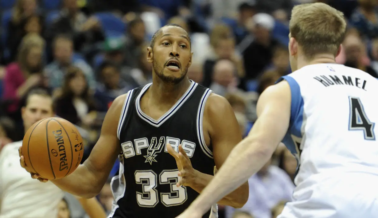 Pebasket San Antonio Spurs, Boris Diaw (kiri) berusaha melewati pebasket Minnesota Timberwolves, Robbie Hummel pada laga perempat final di  Target Center in Minneapolis, Minnesota, 21 November 2014. Diaw bergabung dengan Spurs sejak 2011 hingga 2016. Ia tercatat telah memainkan 331 laga dan berperan aktif saat timnya menjuarai NBA pada 2014. (AFP/Getty Images/Hannah Foslien)