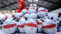 Pekerja menyelesaikan pembuatan boneka maskot Asian Games 2018. (Times Indonesia/Adhitya Hendra)
