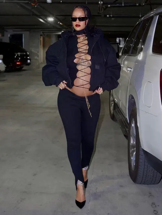 Meski sedang hamil, sang fashion icon tetap tunjukkan penampilan maksimalnya. (Instagram/badgalriri).