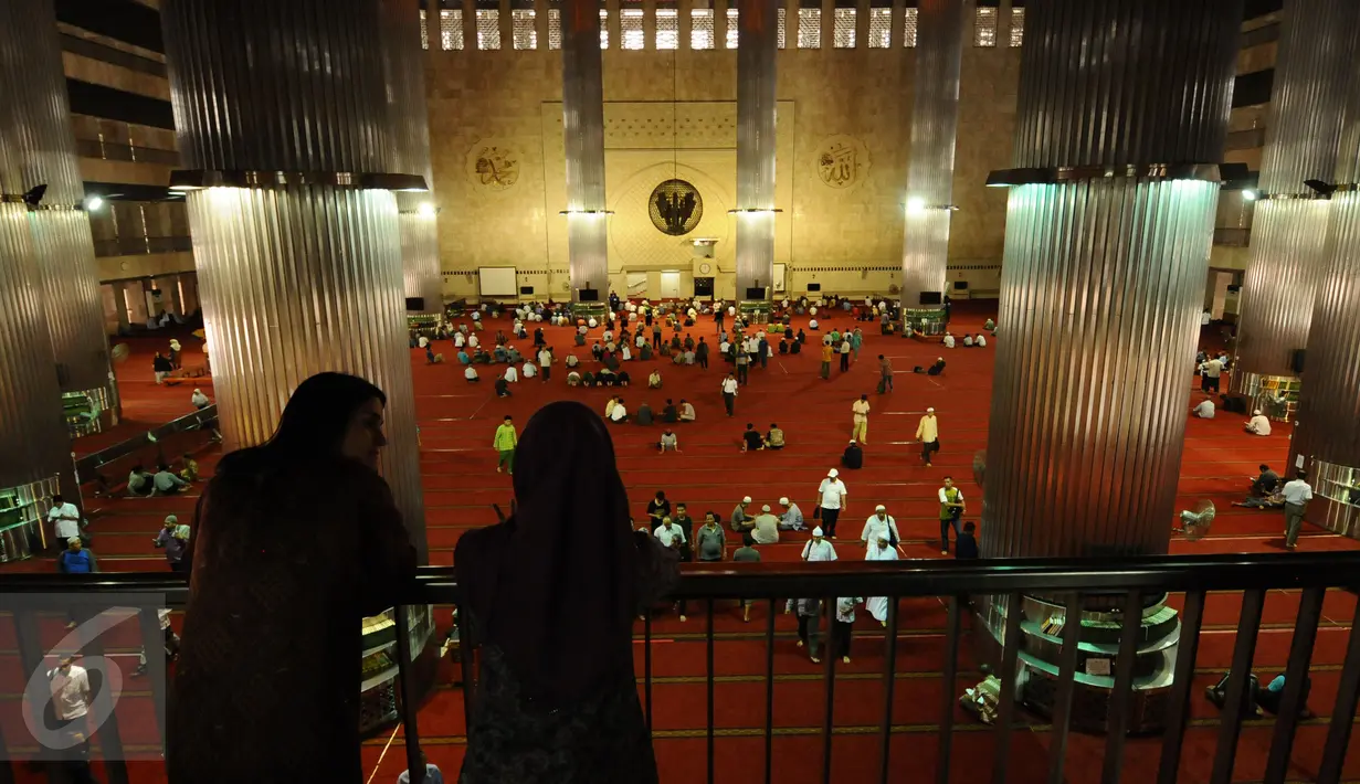 Wisatawan menikmati suasana ruang utama Masjid Istiqlal Jakarta usai warga menunaikan salat zuhur, Kamis (3/11). Jelang demo besar besaran Jumat (4/11), aktivitas warga di Masjid Istiqlal terlihat normal dan kondusif. (Liputan6.com/Helmi Fithriansyah)