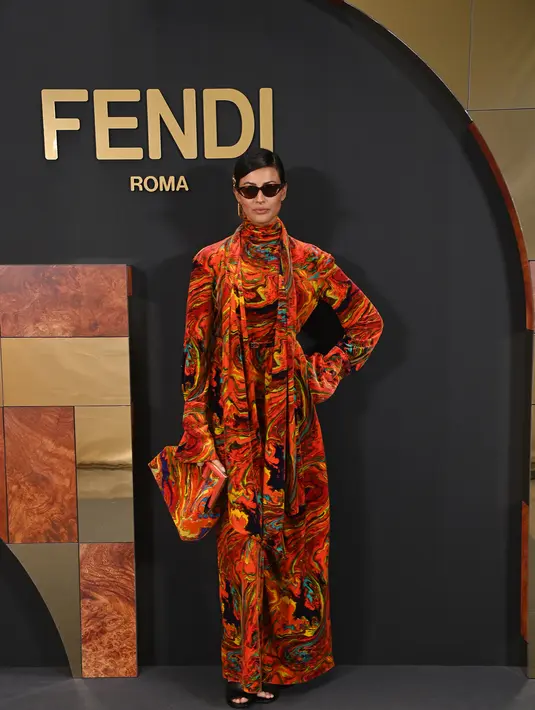 Sedangkan Rym Saidi terlihat sangat berani dengan gaya print on print yang memikat. (Foto: Fendi.Dok)