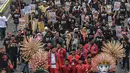 Massa Serikat Pekerja Container (SPC) menggelar karnaval pelabuhan di area car free day, Jalan Thamrin, Jakarta, Minggu (17/2). Aksi tersebut tekait penolakan liberalisasi pengelolaan Pelabuhan Tanjung Priok oleh vendor asing. (Liputan6.com/HO/Mico)