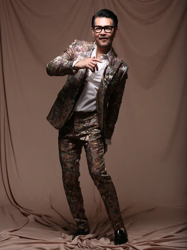 [Bintang] Berumur 50 Tahun, Begini 8 Gaya Pakaian Ferry Salim yang Keren Habis