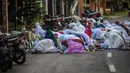 Umat ​​muslim melaksanakan salat Idul Adha di luar sebuah masjid di Ungaran, Jawa Tengah, Selasa (20/7/2021). Umat muslim Indonesia melewati Hari Raya Idul Adha tahun ini di tengah gelombang virus corona COVID-19. (WF Sihardian/AFP)