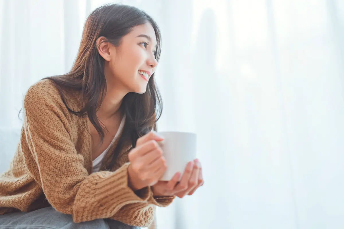 perempuan dan april minum