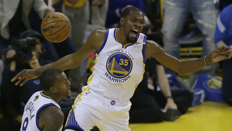 Forward Golden State Warriors, Kevin Durant, berteriak setelah melakukan slam dunk pada Gim 1 Final NBA 2017 kontra Cleveland Cavaliers di Oakland, Kamis (1/6/2017). (AP Photo/Ben Margot)