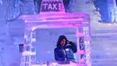 Seorang wisatawan mengunjungi Frost Magical Ice of Siam di Provinsi Chon Buri, Thailand, pada 1 Desember 2020. Suhu di Frost Magical Ice of Siam, yang mencakup area seluas 30.000 meter persegi, dijaga pada angka minus 10 derajat Celsius. (Xinhua/Rachen Sageamsak)