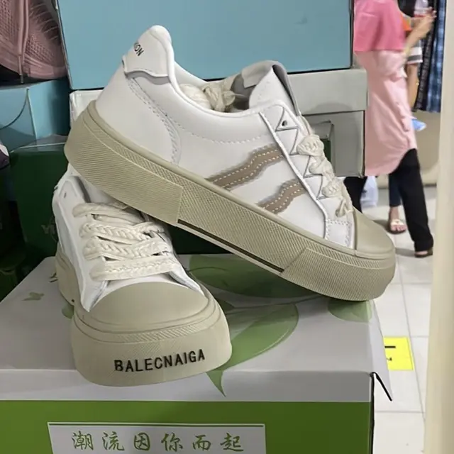 Balenciaga KW (Foto: Twitter @LEOVUITTON)