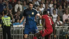 Timnas Argentina dipastikan akan mengunjungi Indonesia pada 19 Juni 2023 dalam laga FIFA Matchday menghadapi Timnas Indonesia senior di Stadion Utama Gelora Bung Karno (SUGBK). Kabarnya PSSI mesti mengeluarkan mahar di kisaran Rp89 miliar hingga Rp119 miliar. Harga tersebut tentunya jauh lebih tinggi dibandingkan saat Argentina bertanding menghadapi Hong Kong pada tahun 2014. Kala itu HKFA, PSSI-nya Hong Kong mengeluarkan total 30 juta dolar Hong Kong atau setara Rp57,3 miliar untuk mendatangkan Lionel Messi bersama Timnas Argentina, di mana dalam laga tersebut La Pulga hanya bermain selama 30 menit dengan mencetak 2 gol dalam laga yang berakhir 7-0. (AFP/Anthony Wallace)
