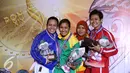 Karateka Jatim, Sisilia Agustiani (kedua kiri) bersama peraih medali lainnya berpose usai penyerahan medali Kata Putri PON XIX di GOR Sabuga, Bandung, Minggu (18/9). Sisilia berhasil meraih emas Kata Putri Perorangan. (Liputan6.com/Helmi Fithriansyah)