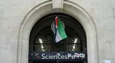 Foto yang diambil pada 26 April 2024 ini menunjukkan bendera Palestina yang digantung di pintu masuk gedung Sciences Po Paris saat pendudukan oleh para siswa yang mendukung Palestina, di Paris. (Dimitar DILKOFF/AFP)