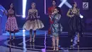 Penampilan Ayu Ting Ting bersama 7 bidadari di acara ajang penghargaan Indonesian Dangdut Awards 2017 di Studio 6 EMTEK CITY, Jakarta, Jumat (13/10). (Liputan6.com/Herman Zakharia)