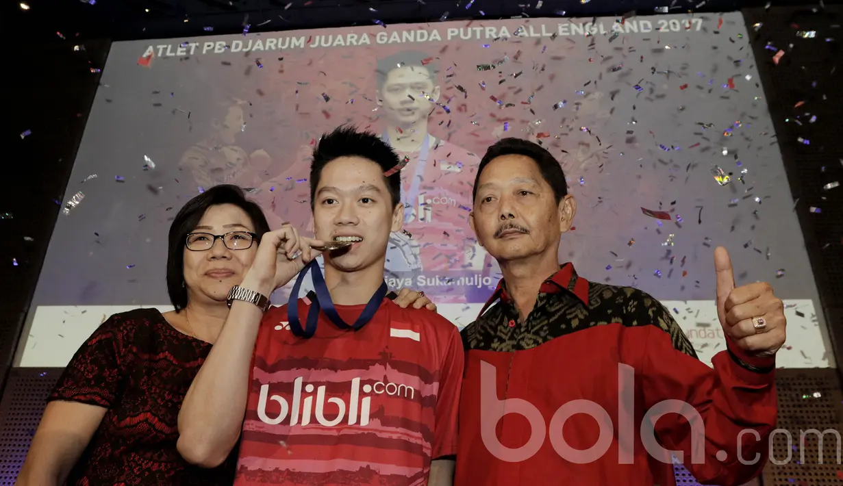 Juara All England 2017, Kevin Sanjaya, bersama kedua orang tuanya menghadiri acara pemberian bonus dari Djarum Foundation di Grand Indonesia, Rabu (23/3/2017). Kevin Sanjaya  mendapatkan bonus sebesar Rp 250 juta. (Bola.com/M Iqbal Ichsan)