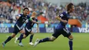 Gelandang Jepang, Takeshi Inui, merayakan gol yang dicetaknya ke gawang Senegal pada laga grup H Piala Dunia di Yekaterinburg Arena, Yekaterinburg, Minggu (25/6/2018). Kedua negara bermain imbang 2-2. (AP/Natacha Pisarenko)