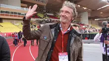 Sir James Arthur Ratcliffe melambaikan tangan sebelum pertandingan Liga Prancis antara AS Monaco dan OGC Nice di "Stadion Louis II" di Monaco pada tanggal 20 April 2022. (Valery HACHE /AFP)