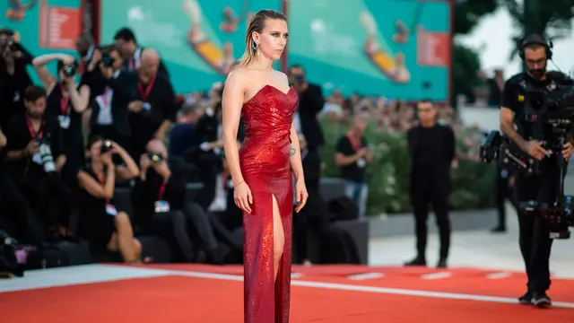 Scarlett Johansson Pamer Tato di Venice Film Festival 2019