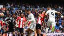 Proses gol Benzema lewat sundulan ke gawang Bilbao pada laga lanjutan La Liga di pekan ke-33 yang berlangsung di Stadion Santiago Bernabeu, Madrid, Minggu (21/4). Real Madrid menang 3-0 atas Bilbao. (AFP/Gabriel Bouys)