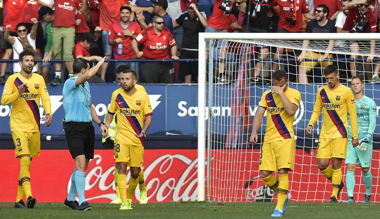 Para pemain Barcelona tampak kecewa usai dibobol Osasuna pada laga La Liga di Stadion El Sadar, Pamplona, Sabtu (31/8). Kedua klub bermain imbang 2-2. (AP/Alvaro Barrientos)