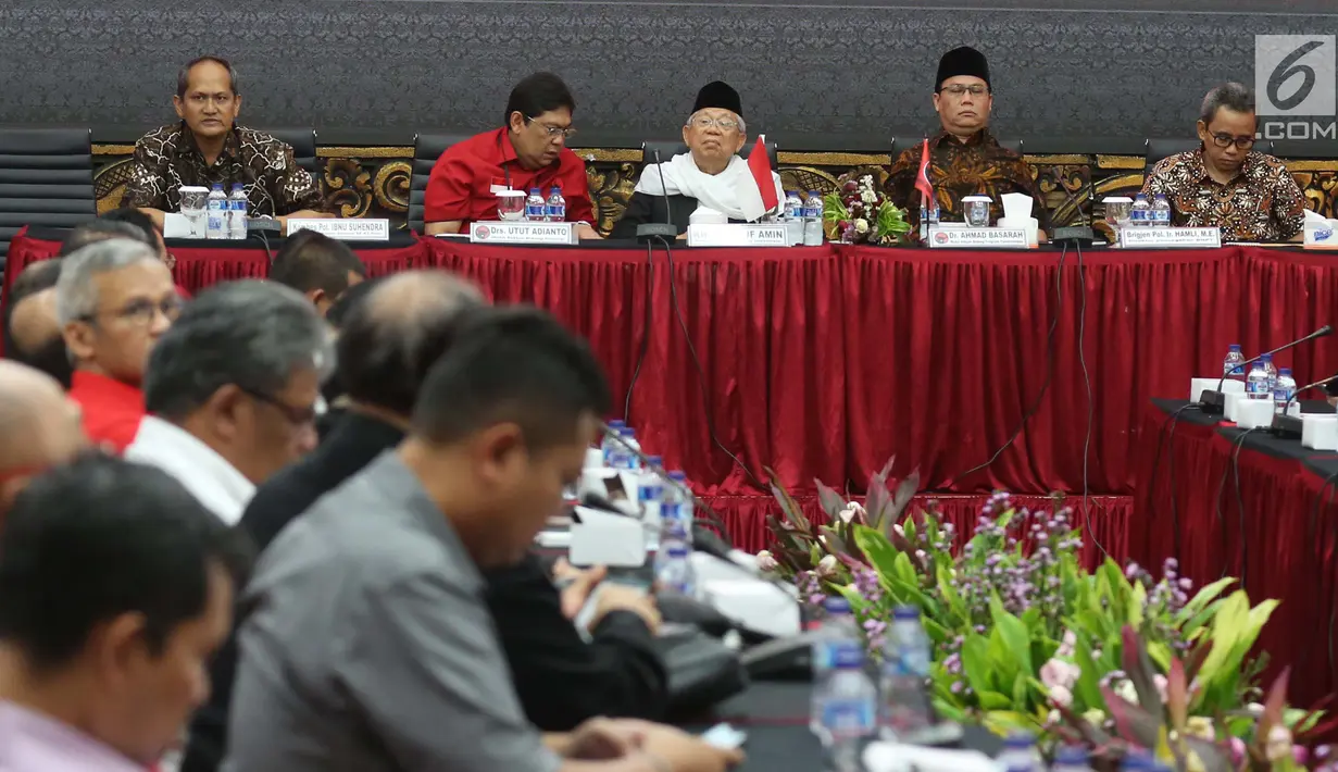 Suasana Focus Group Discussion yang dihadiri Ketua MUI KH Maruf Amin (tengah) dan Direktur Intelijen Densus 88 Anti Teror Mabes Polri, Kombes Pol Ibnu Suhendra (kiri) di Jakarta, Jumat (27/4). (Liputan6.com/Angga Yuniar)