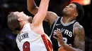 Pemain Miami Heat, Kelly Olynyk (kiri) berebut bola dengan pemain San Antonio Spurs, Rudy Gay pada laga NBA basketball game di Miami, (25/10/2017). Spurs kalahkan Heat 117-100. (Mike Ehrmann/Getty Images/AFP)