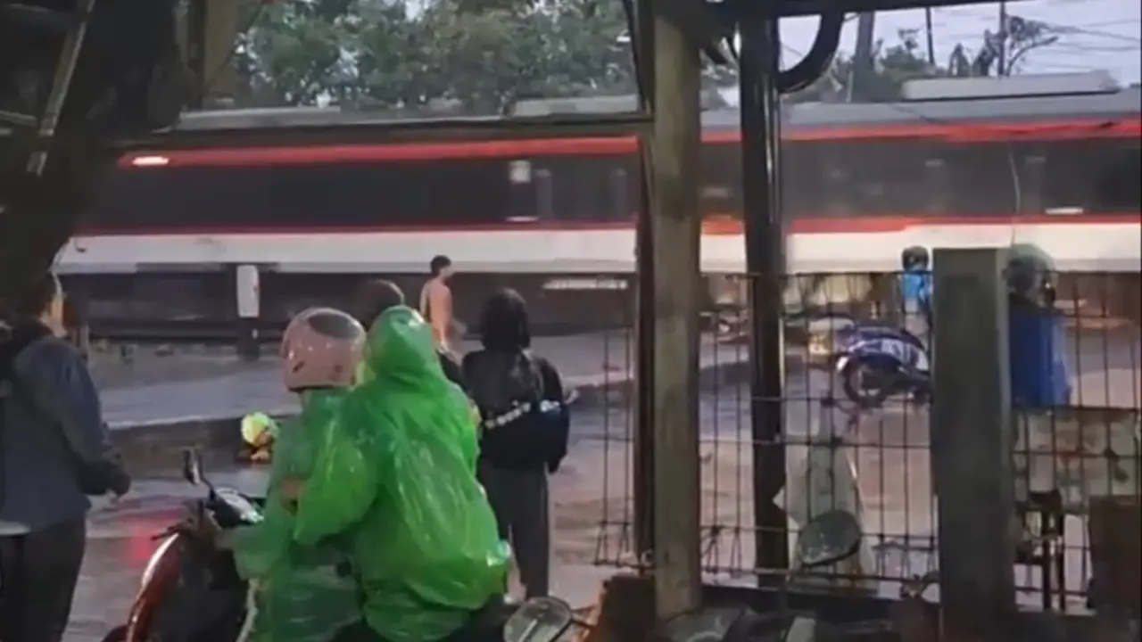 Kecelakaan Kereta Bandara Tertemper kendaraan truk di perlintasan sebidang JPL 21 lintas Rawa Buaya–Batuceper pada Jumat (20/2/2026).