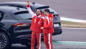 Pembalap Inggris Ferrari, Lewis Hamilton (kiri) dan pembalap Monako Ferrari, Charles Leclerc, melambaikan tangan kepada penggemar setelah menguji mobil Formula 1 Ferrari SF-26 yang baru di Sirkuit Fiorano di Fiorano Modenese pada 23 Januari 2026. (Federico SCOPPA/AFP)