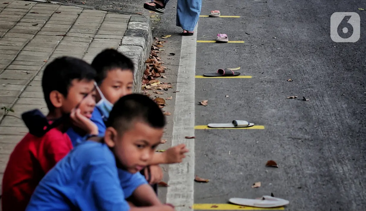 Anak-anak antre untuk mendapatkan takjil di Jalan Cempaka Putih Raya, Jakarta, Senin (11/5/2020). Setiap hari selama Ramadan, masyarakat sekitar membagikan 350 takjil kepada warga kurang mampu dan terdampak virus corona COVID-19. (Liputan6.com/Johan Tallo)