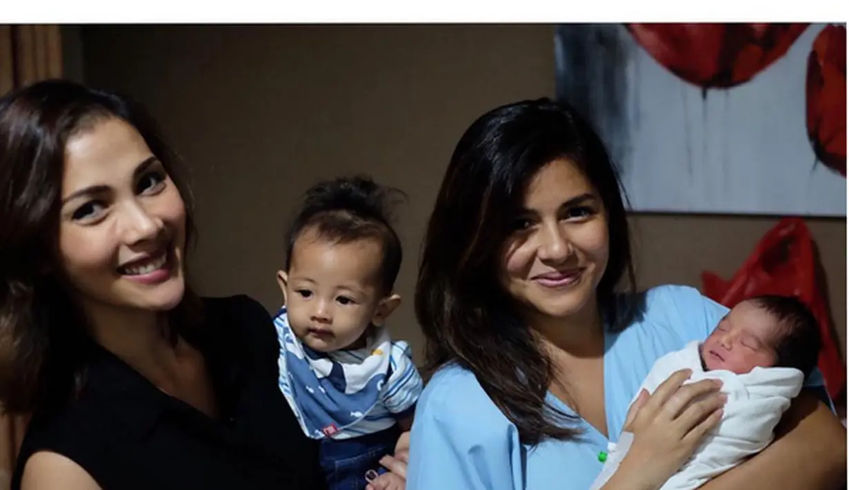 Terlihat dalam beberapa foto yang diunggah Meisya di akun Instagramnya, terdapat beberapa rekan sesama artisnya yang ikut mendampingi dirinya saat menjalani proses melahirkan anak laki-lakinya. (Instagram/meisya_siregar)