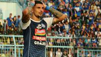 Arthur Cunha kembali dijajal sebagai gelandang bertahan Arema. (Bola.com/Iwan Setiawan)
