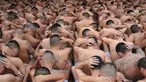 Anggota geng Mara Salvatrucha dan Barrio 18 ditahan selama akhir pekan di penjara di Ciudad Barrios, El Salvador, 28 Maret 2022. Anggota geng Mara Salvatrucha dan Barrio 18 ditahan setelah meningkatnya angka pembunuhan yang terjadi selama akhir pekan lalu. (EL SALVADOR'S PRESIDENCY PRESS OFFICE/AFP)