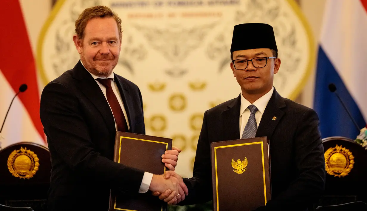 Van Weel tak mampu menutupi kekecewaannya atas hasil yang belum sesuai harapan rakyat Indonesia. "Hasil pertandingan memang sedikit mengecewakan. Saya mohon maaf atas kekecewaan yang juga saya rasakan sebagai orang Belanda," ungkap Menlu Belanda tersebut. (AFP/Yasuyoshi Chiba)