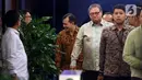 Sesaat sebelum pertemuan dengan pihak KPK, Menko Bidang Perekonomian, Airlangga Hartarto mengaku akan membicarakan perihal tarif dagang yang ditetapkan Amerika Serikat kepada Indonesia. Tampak dalam foto, Menteri Koordinator (Menko) Bidang Perekonomian, Airlangga Hartarto (tengah) berjalan menuju pintu keluar Gedung Merah Putih Komisi Pemberantasan Korupsi (KPK), Jakarta, Rabu (14/1/2026). (Liputan6.com/Helmi Fithriansyah)