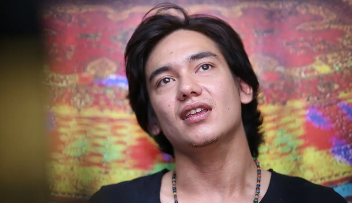 Film bergenre romance-suspence ini akan mulai tayang pada 26 Oktober 2017 mendatang. Selain Adipati Dolken, film Posesif juga turut diramaikan oleh Putri Marino, Cut Mini, Yayu Unru dan masih banyak lagi. (Adrian Putra/Bintang.com)