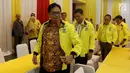 Ketum Partai Golkar Airlangga Hartarto usai memantau Aplikasi Android SaksiKu untuk Saksi Partai Golkar di TPS pada Pemilu 2019 di Jakarta, Selasa (16/4). Aplikasi Saksiku tersebut untuk meminimalisir kecurangan dan mensukseskan pemilu 2019 pada besok Rabu 17 April 2019. (Liputan6.com/Johan Tallo)