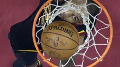 Aksi pemain Cleveland Cavaliers, LeBron James mencetak poin saat melawan Boston Celtics pada gim keempat final Wilayah Timur NBA basketball di Quicken Loans Arena (21/5/2018). Cavaliers menang 111-102. (AP/Tony Dejak)