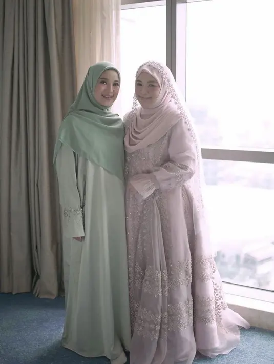<p>Kepernikahan sang sahabat, Chacha tampil dengan abaya hijau sage lengkap dengan kerudungnya.&nbsp;(@chafrederica)</p>