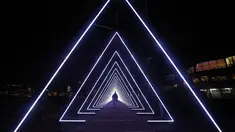 Sejumlah orang berjalan di seni instalasi karya Vertigo selama festival cahaya Lumiere London di Riverside Walkway, South Bank (17/1). Seni instalasi cahaya karya seniman Vertigo ini berjudul The Wave. (Jonathan Brady / PA via AP)