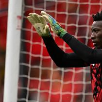 Kiper Manchester United asal Kamerun bernomor punggung 24, Andre Onana, melakukan pemanasan sebelum pertandingan Liga Inggris antara Manchester United dan Burnley di Old Trafford, Manchester, barat laut Inggris, pada 30 Agustus 2025. (Oli SCARFF/AFP)