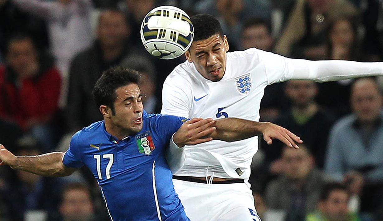 Bek tengah - Chris Smalling, penampilannya musim ini cukup memukau bersama MU. Hanya absen tiga kali pada laga Liga Premier Inggris musim ini membuktikan kapasitas bek berusia 26 tahun ini untuk dijadikan pilihan utama. (AFP/Marco Bertorello)