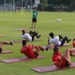 Pelatih Timnas Indonesia U-23, Shin Tae-yong memberikan arahan saat melakukan latihan perdana menjelang Piala AFF U-23 yang berlangsung di Lapangan A, Senayan, Jakarta, Kamis (10/08/2023). (Bola.com/Bagaskara Lazuardi)