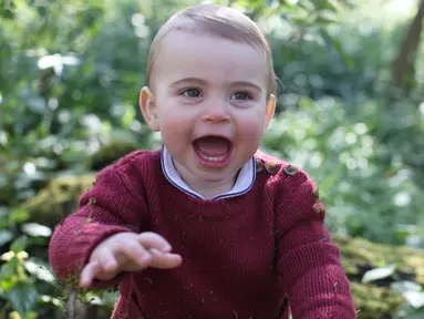 Foto yang dirilis oleh Kensington Palace pada 22 April 2019 memperlihatkan Pangeran Louis bermain di rerumputan rumahnya di Norfolk, Anmer Hall. Foto yang diambil sendiri oleh Kate Middleton itu untuk merayakan ulang tahun pertama sang pangeran. (THE DUCHESS OF CAMBRIDGE/KENSINGTON PALACE/AFP)