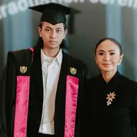 Yuni Shara tampak elegan dengan atasan lengan panjang warna hitam yang terinspirasi dari beskap Jawa. Dilengkapi bros besar keemasannya. [@yunishara36]