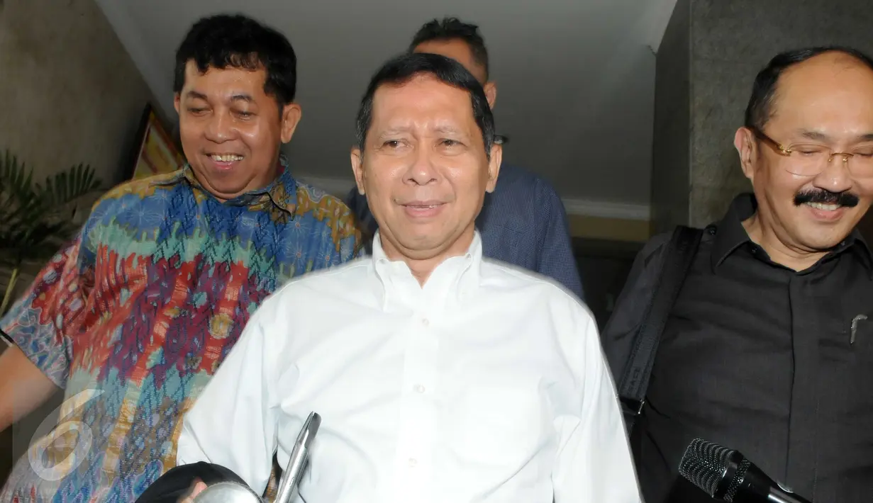 Mantan Direktur PT Pelindo, RJ Lino berjalan keluar Bareskrim Mabes Polri usai menjalani pemeriksaan, Jakarta, Rabu (6/1/2016). Lino diperiksa sebagai saksi pada kasus dugaan korupsi pengadaan 10 unit mobile crane di Pelindo II (Liputan6.com/Helmi Afandi)