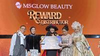 Para pekerja yang menerima reward dari MS Glow